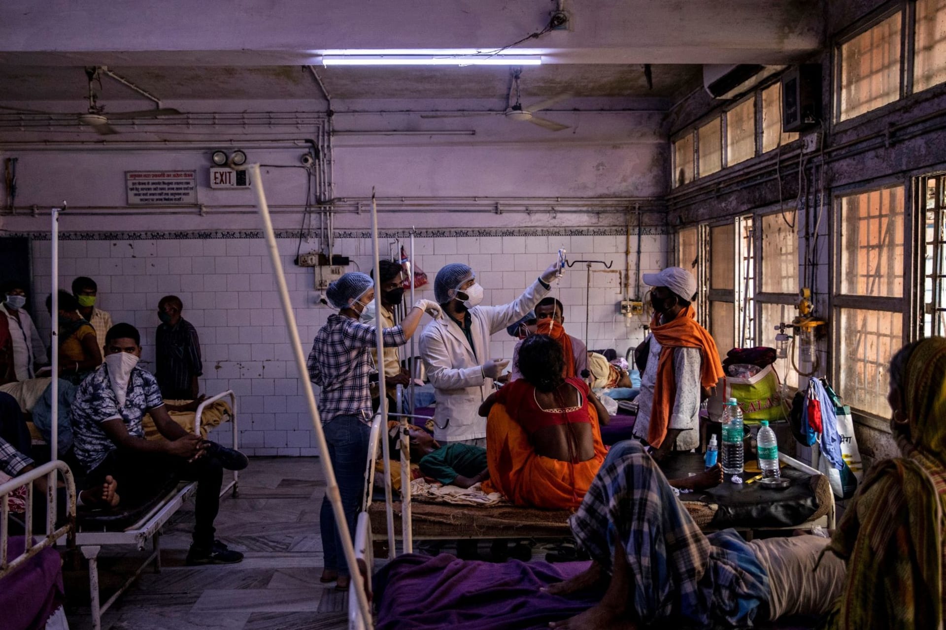 <p>Medical staff treat a patient inside the emergency ward of Jawahar Lal Nehru Medical College and Hospital, during the COVID-19 outbreak, in Bhagalpur, Bihar in India on July 27, 2020. </p>
