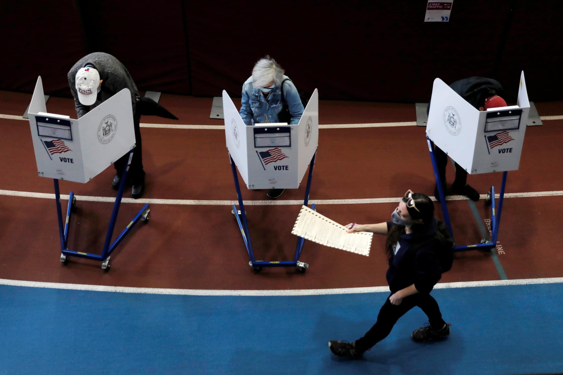 <p>Voters fill out their ballots during early voting in New York City on October 27, 2020. </p>
