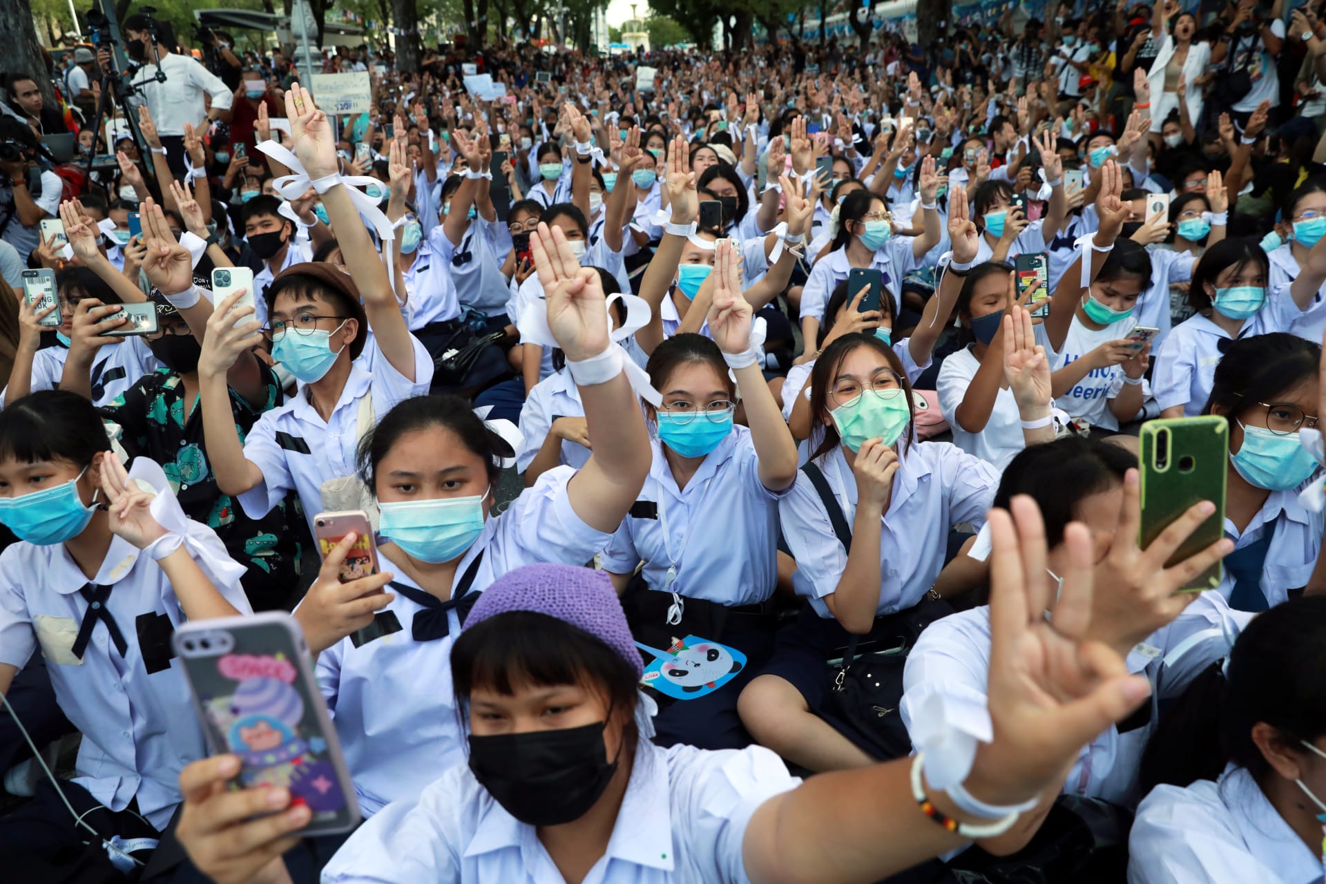 <p>Anti-government protesters and students welcome Thailand’s Education Minister Nataphol Teepsuwan with a three-fingers salute during a demonstration demanding the government to resign in Bangkok, Thailand on September 5, 2020.</p>
