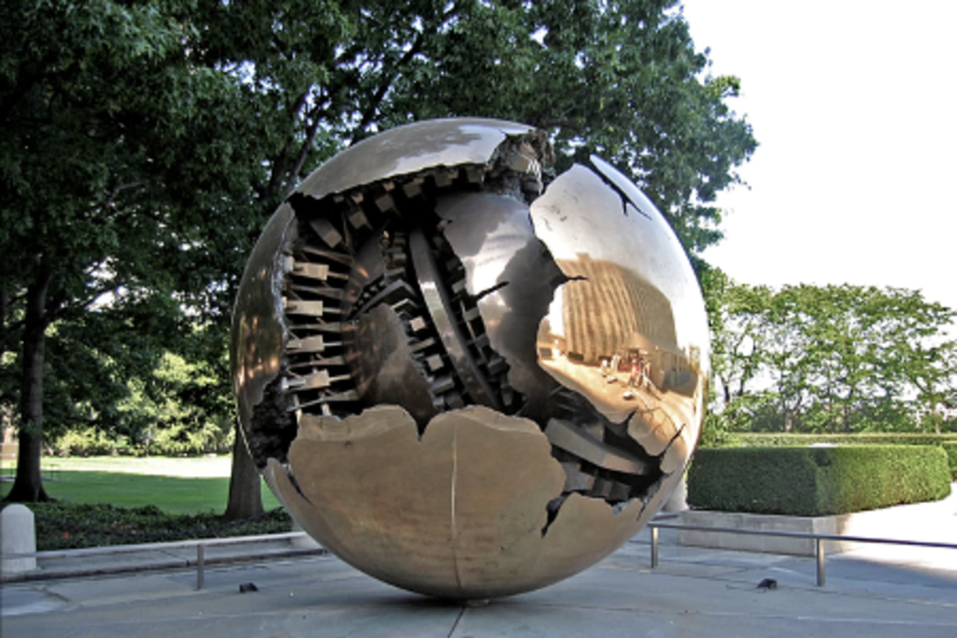 <p>Sphere within a Sphere by Arnaldo Pomodoro, United Nations (New York).</p>