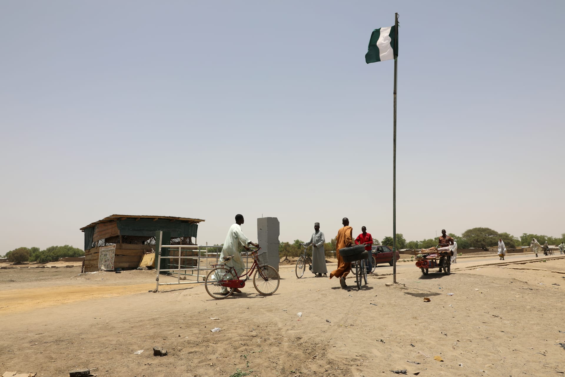 <p>People walk across the Gamboru Ngala bridge linking Cameroon with Nigeria, Borno, Nigeria, on April 27, 2017. </p>
