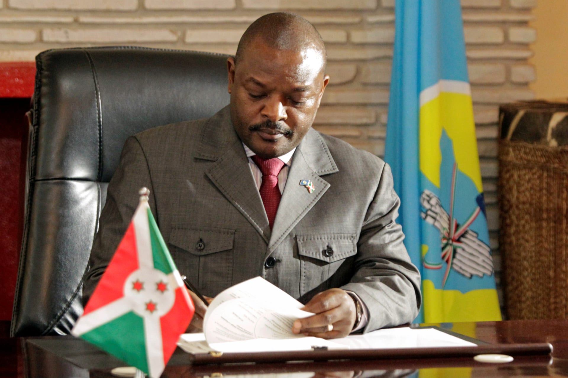 <p>Burundi’s President Pierre Nkurunziza signs the new constitution at the presidential palace in Gitega Province, Burundi June 7, 2018</p>
