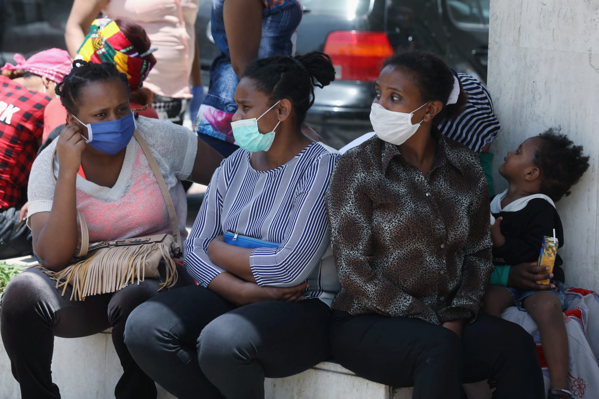<p>Ethiopian domestic workers wearing masks stand with their belongings in front of the Ethiopian consulate in Lebanon, June 8, 2020.</p>
