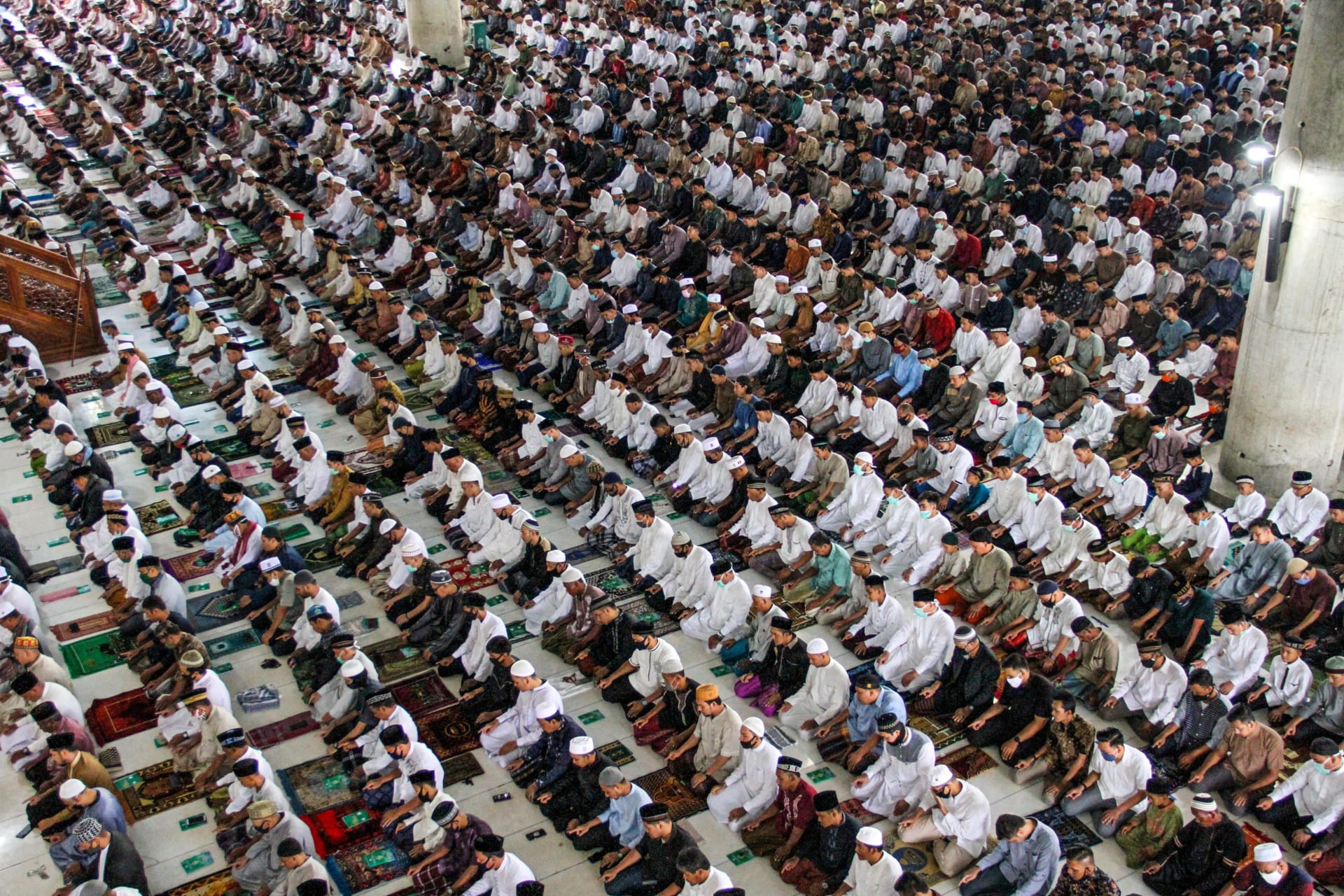 <p>Indonesian Muslims take part in prayers at a mosque during Eid al-Fitr, the Muslim festival marking the end the holy fasting month of Ramadan, amid the coronavirus disease (COVID-19) outbreak, in Lhokseumawe, Aceh Province, Indonesia on May 24, 2020.</p>

