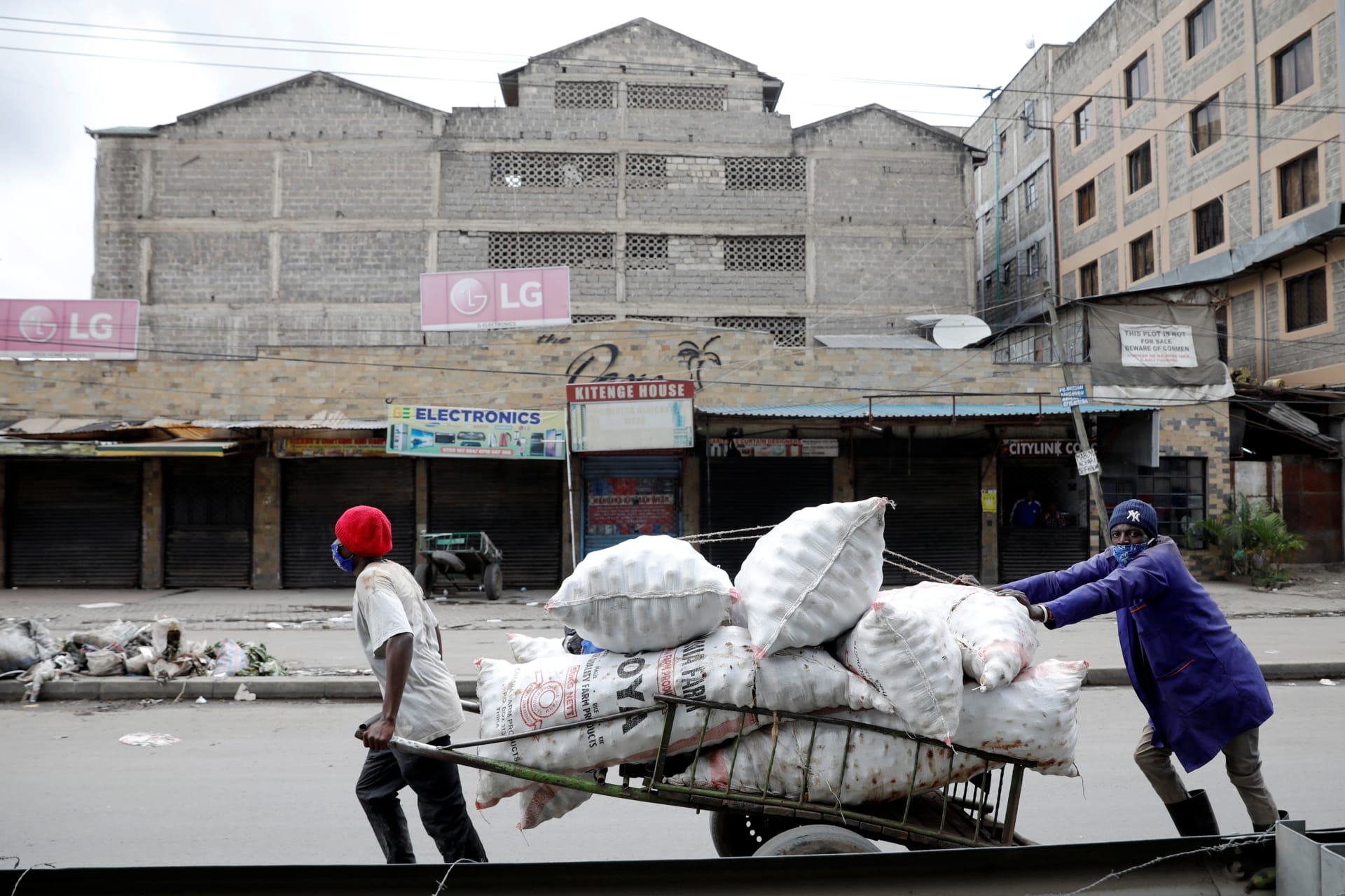 <p>People move a cart, after the government announced a lockdown of Nairobi’s storied Eastleigh district and the Old Town of Mombasa for two weeks following a jump in confirmed coronavirus disease (COVID-19) cases there, Nairobi, Kenya May 7, 2020</p>
