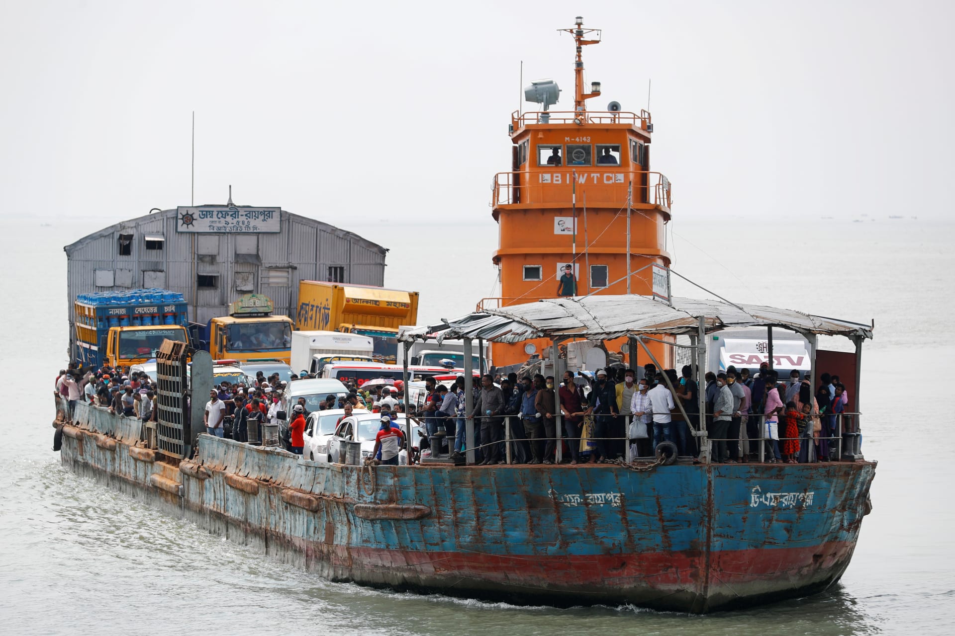 <p>A ferry headed for Dhaka. Workers hoped to return to reopened garment factories.</p>

