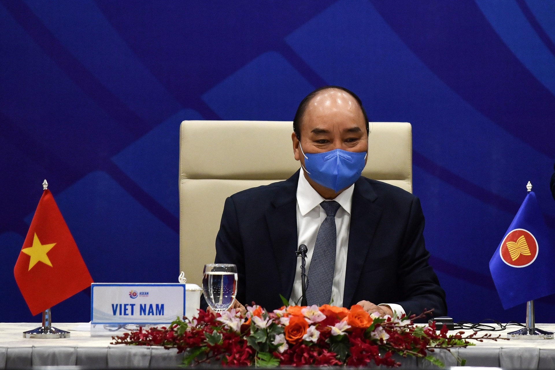 <p>Vietnam’s Prime Minister Nguyen Xuan Phuc waits for the start of a special video conference with leaders of the Association of Southeast Asian Nations (ASEAN) on the coronavirus disease (COVID-19), in Hanoi on April 14, 2020.</p>
