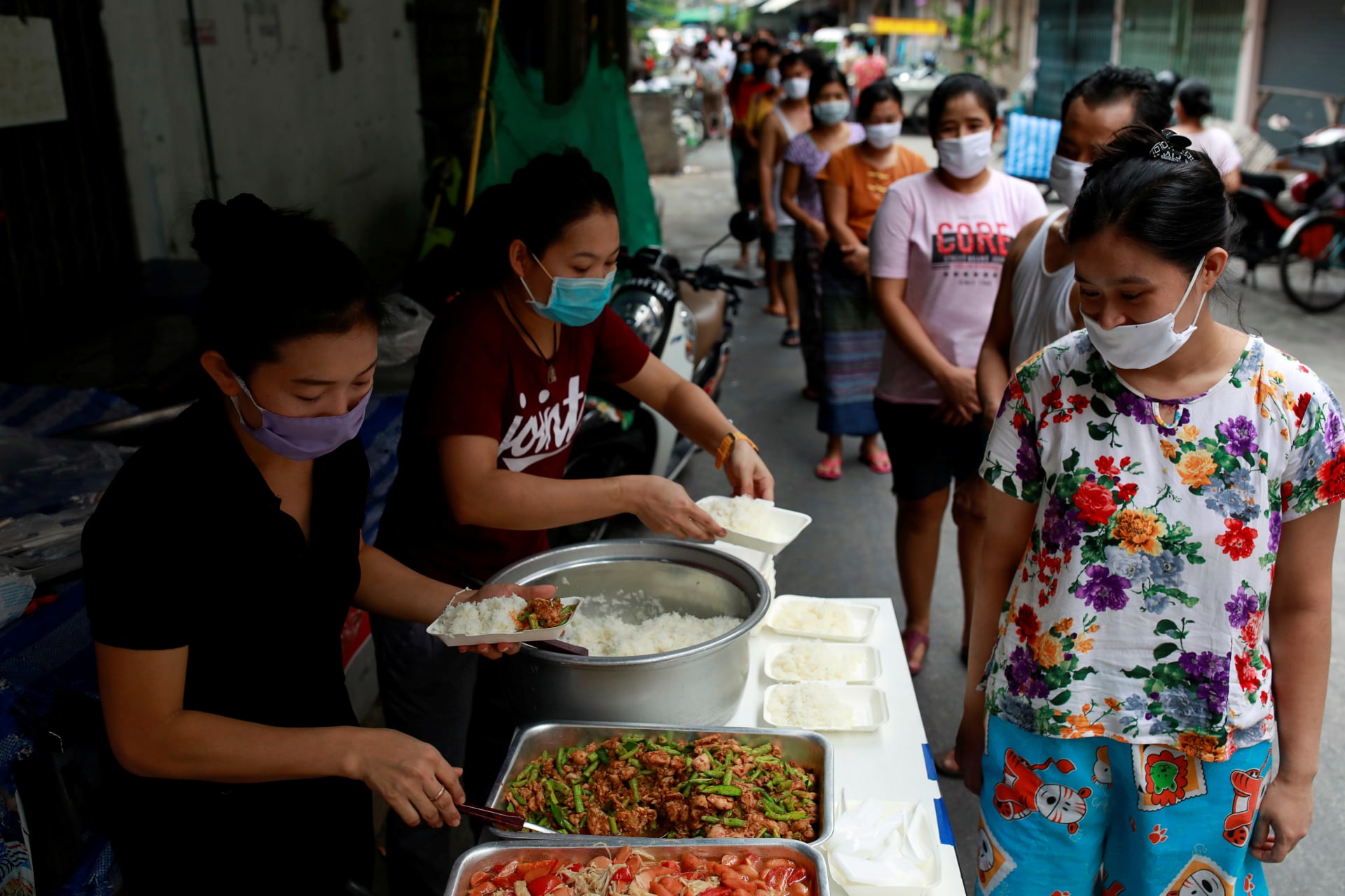 <p>Volunteers give food to migrant workers from Myanmar who lost their jobs following the COVID-19 outbreak in Bangkok, Thailand April 23, 2020.</p>
