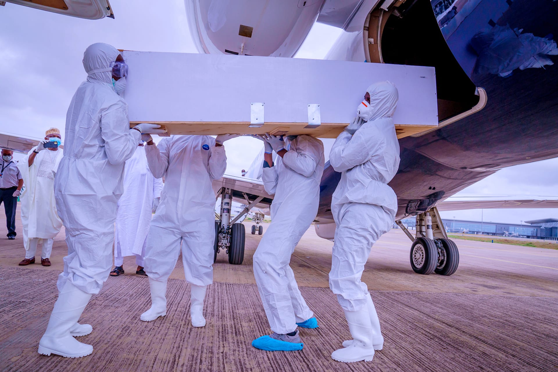<p>Men wearing protective gear carry the coffin of the Nigerian president’s chief of staff, Abba Kyari, who died on Friday after contracting the coronavirus disease (COVID-19), Nigeria April 18, 2020.</p>
