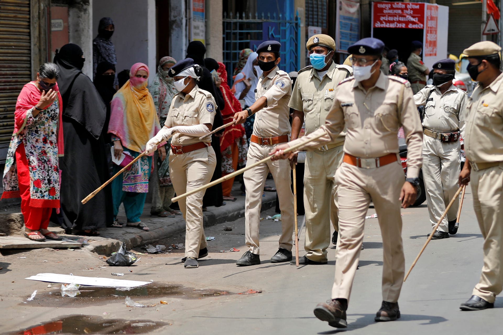 <p>Police officers advise women to maintain distance as they wait to collect grocery during an extended nationwide lockdown to slow the spreading of coronavirus disease (COVID-19), in Ahmedabad, India.</p>
