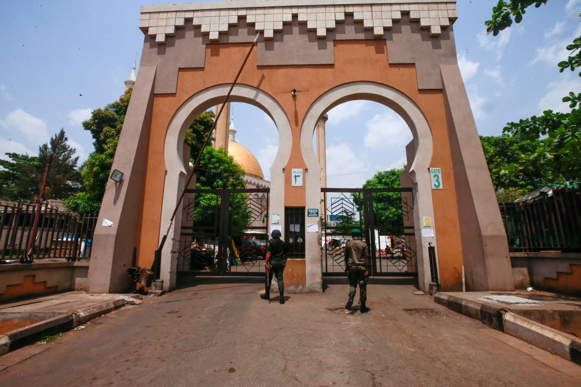 <p>Two policemen are seen at the gate of the Abuja National Mosque, as the spread of the coronavirus disease (COVID-19) continues in Abuja, Nigeria, on March 27, 2020. Mainstream Islamic leaders ordered mosques to close a week before the government lockdown.</p>
