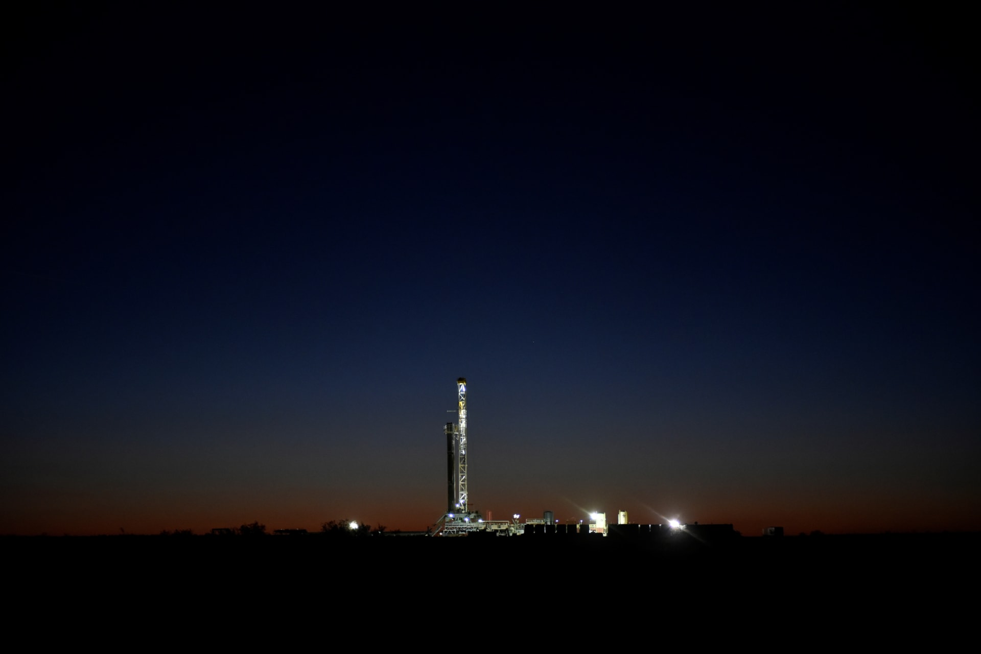 <p>A horizontal drilling rig on a lease owned by Parsley Energy operates at sunrise in the Permian Basin near Midland, Texas U.S. August 24, 2018.</p>
