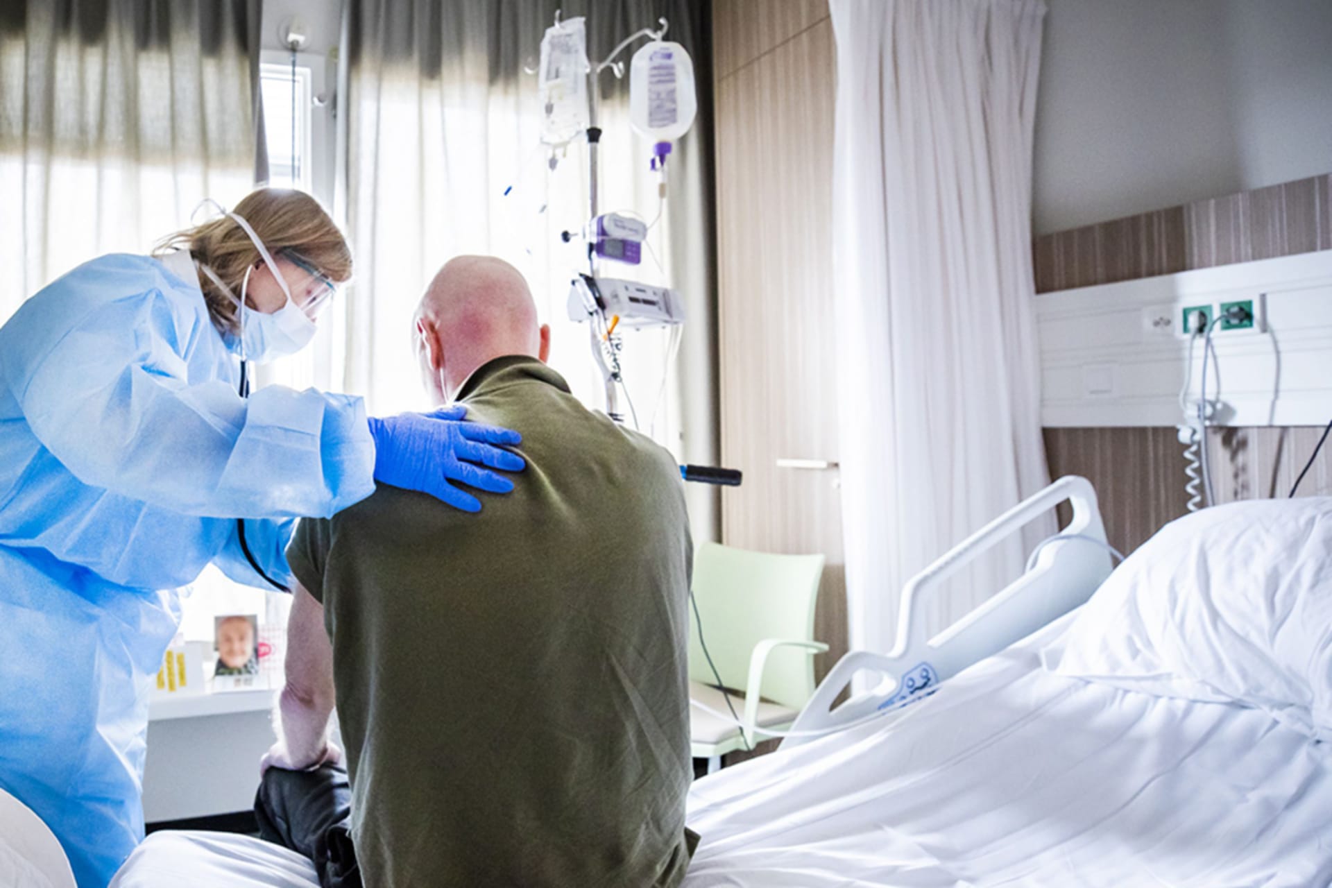 <p>A physician attends to a patient recovering from COVID-19 at a Dutch hospital.</p>
