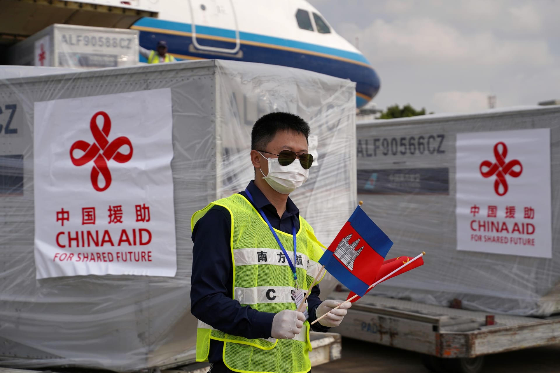 <p>An airport worker is seen as a Chinese plane arrives with medical workers and supplies donated from China to Cambodia to contain the coronavirus disease (COVID-19) outbreak, at Phnom Penh International Airport in Cambodia, March 23, 2020. </p>
