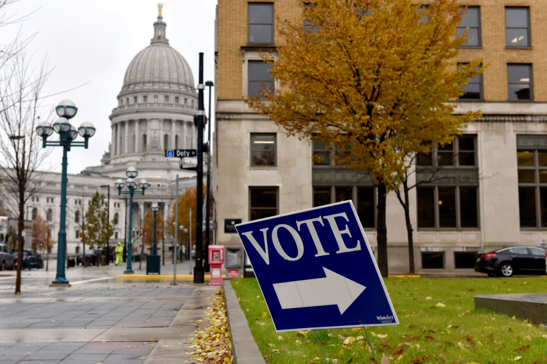 <p>A sign points voters toward a polling station in Milwaukee, Wisconsin, during the 2018 midterm elections.</p>
