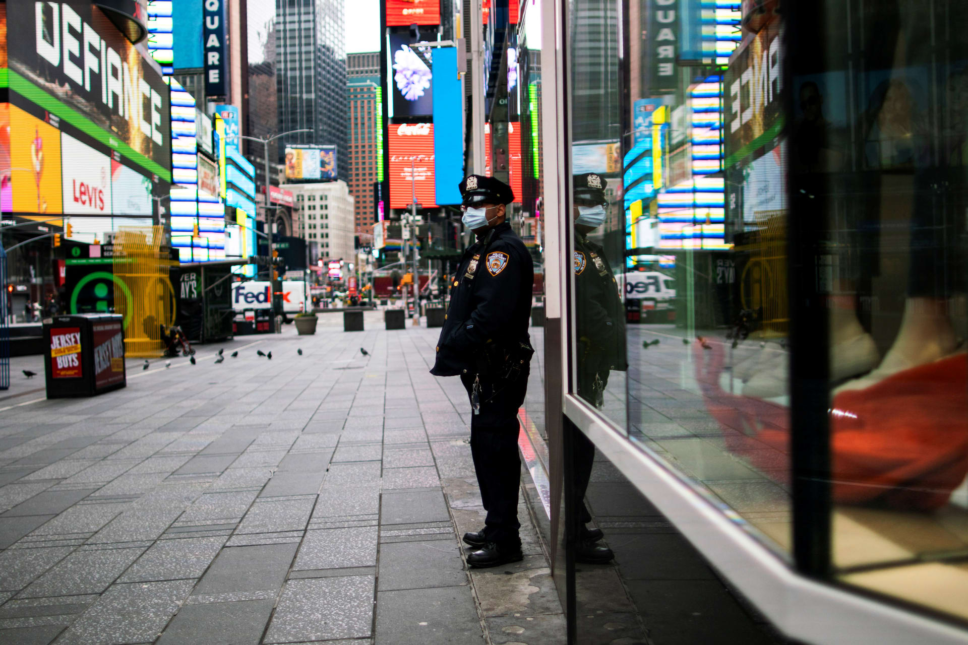 <p>A New York Police officer stands guard in an almost empty Times Square during the outbreak of the coronavirus disease (COVID-19) in New York City, U.S., March 31, 2020.</p>
