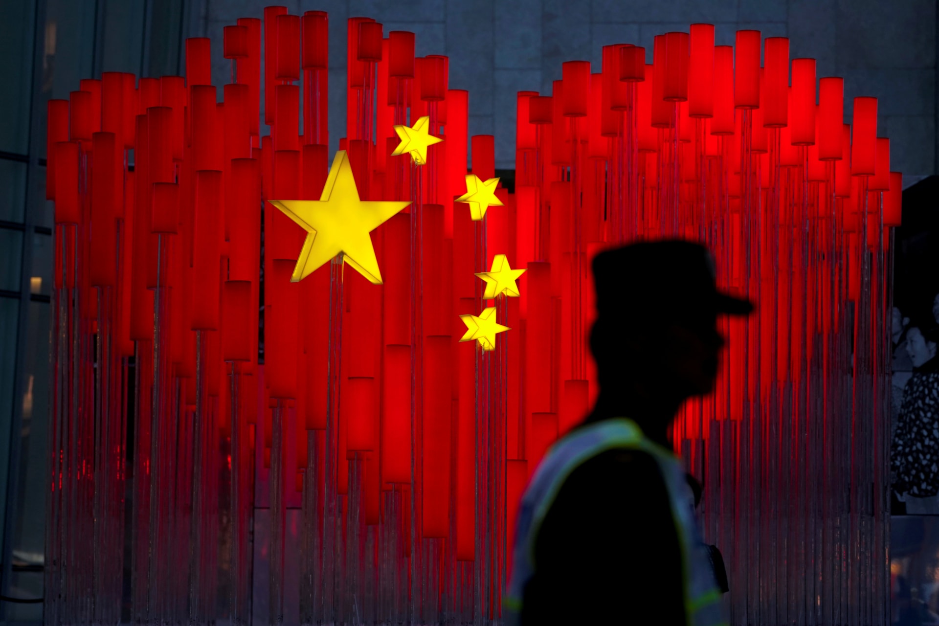 <p>A heart-shaped Chinese flag installation ahead of the 70th founding anniversary of People’s Republic of China is seen on a street in Shanghai, China September 26, 2019. </p>
