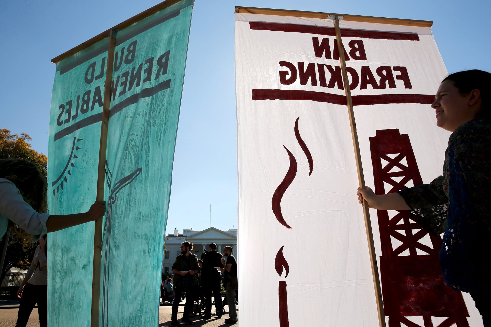 <p>Sarah Mandel (R) of Chadds Ford, Pennsylvania, and representing the organization Food and Water Watch, holds a banner as she takes part in a small anti-fracking protest in front of the White House in Washington November 3, 2015. Thanks to the fracking boo</p>
