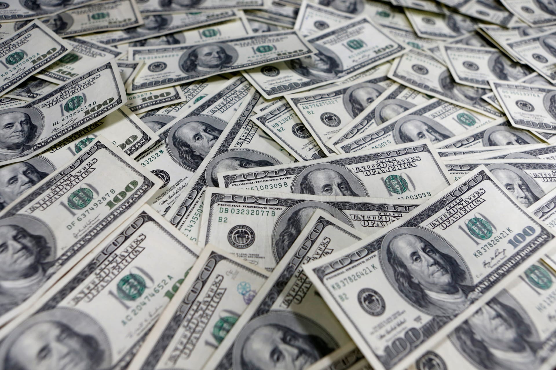 <p>FILE PHOTO: One hundred dollar notes are seen in this photo illustration at a bank in Seoul January 9, 2013.</p>
