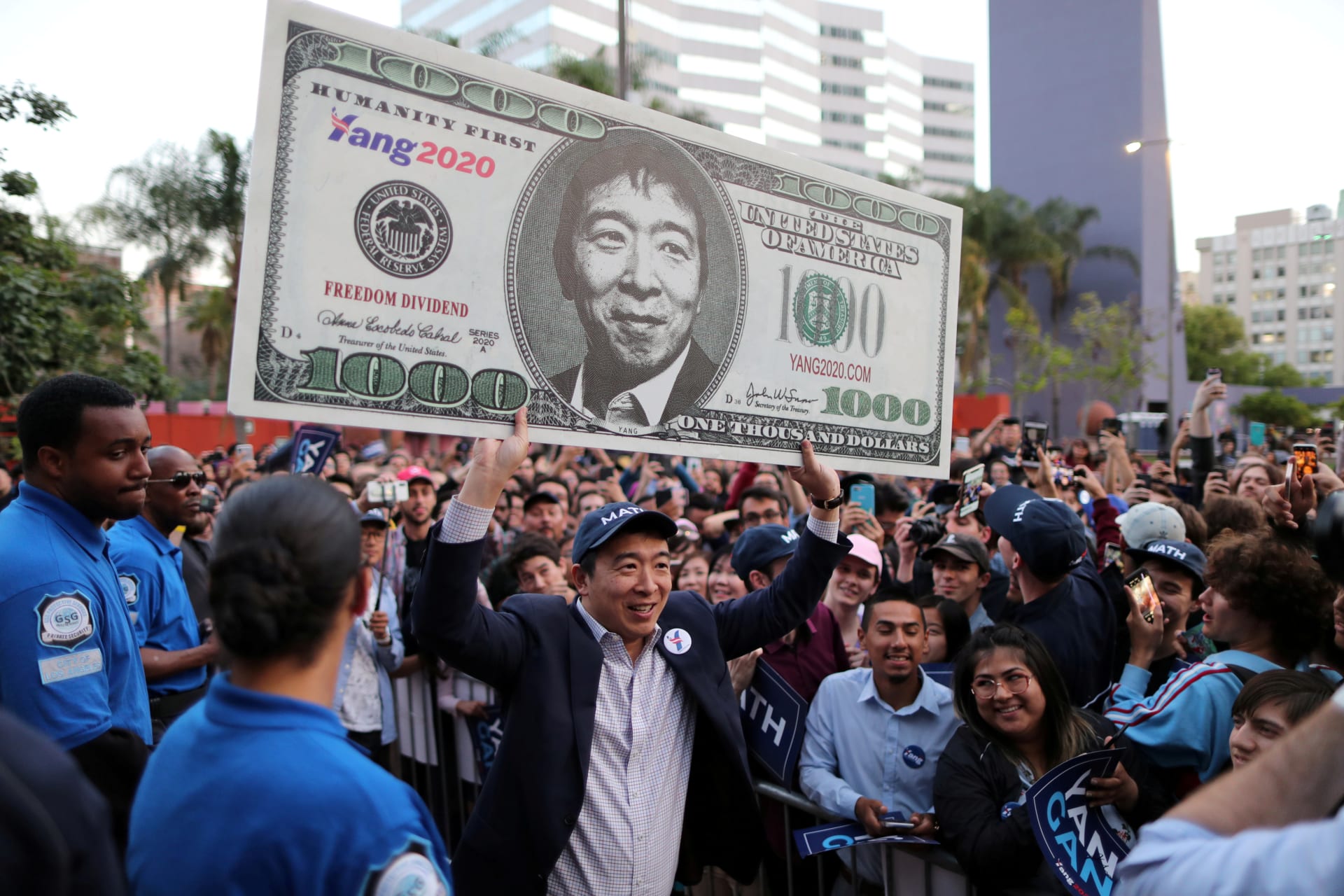 <p>U.S. Democratic presidential candidate Andrew Yang hoists a supporter’s sign after speaking at a rally in downtown Los Angeles, California, U.S., April 22, 2019.</p>
