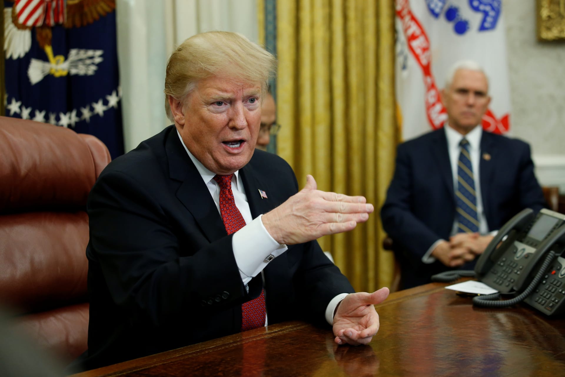 <p>U.S. President Donald Trump speaks to China’s Vice Premier Liu He as Vice President Mike Pence looks on during a meeting in the Oval Office of the White House on January 31, 2019.</p>
