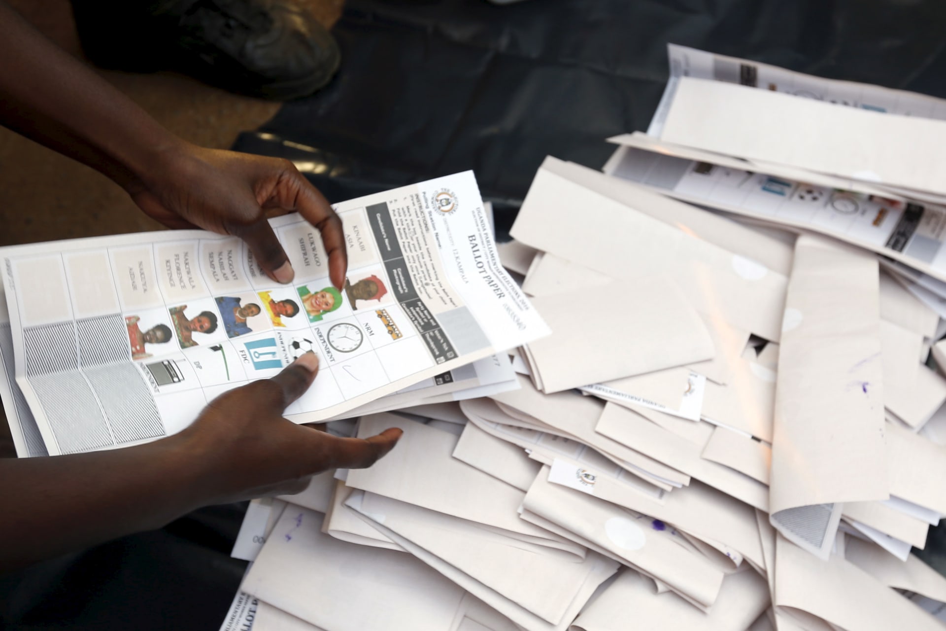<p>Electoral officials count votes at a polling station in Uganda’s capital Kampala February 18, 2016</p>
