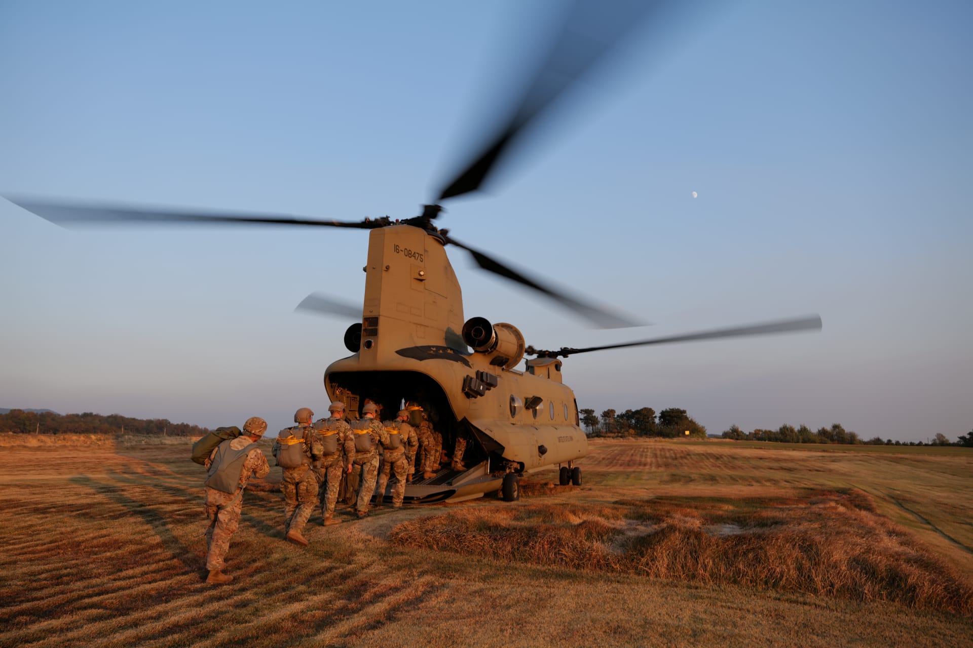 <p>Members of South Korean and U.S. Special Forces enter a CH-47 Chinook during a joint military exercise conducted in Gangwon province, South Korea, on November 7, 2019. </p>

