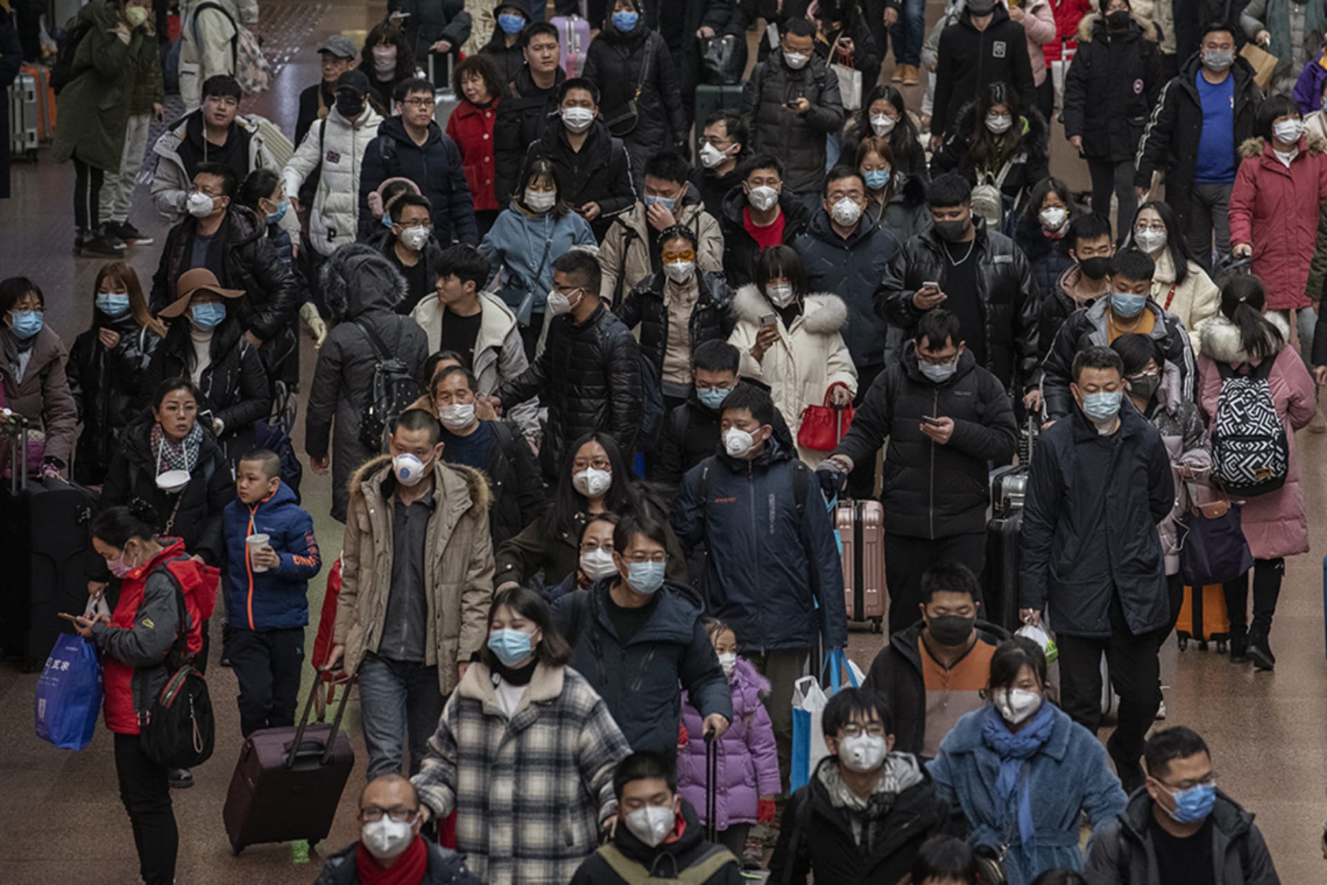<p>Chinese passengers arrive at a Beijing railway station amid the coronavirus outbreak.</p>
