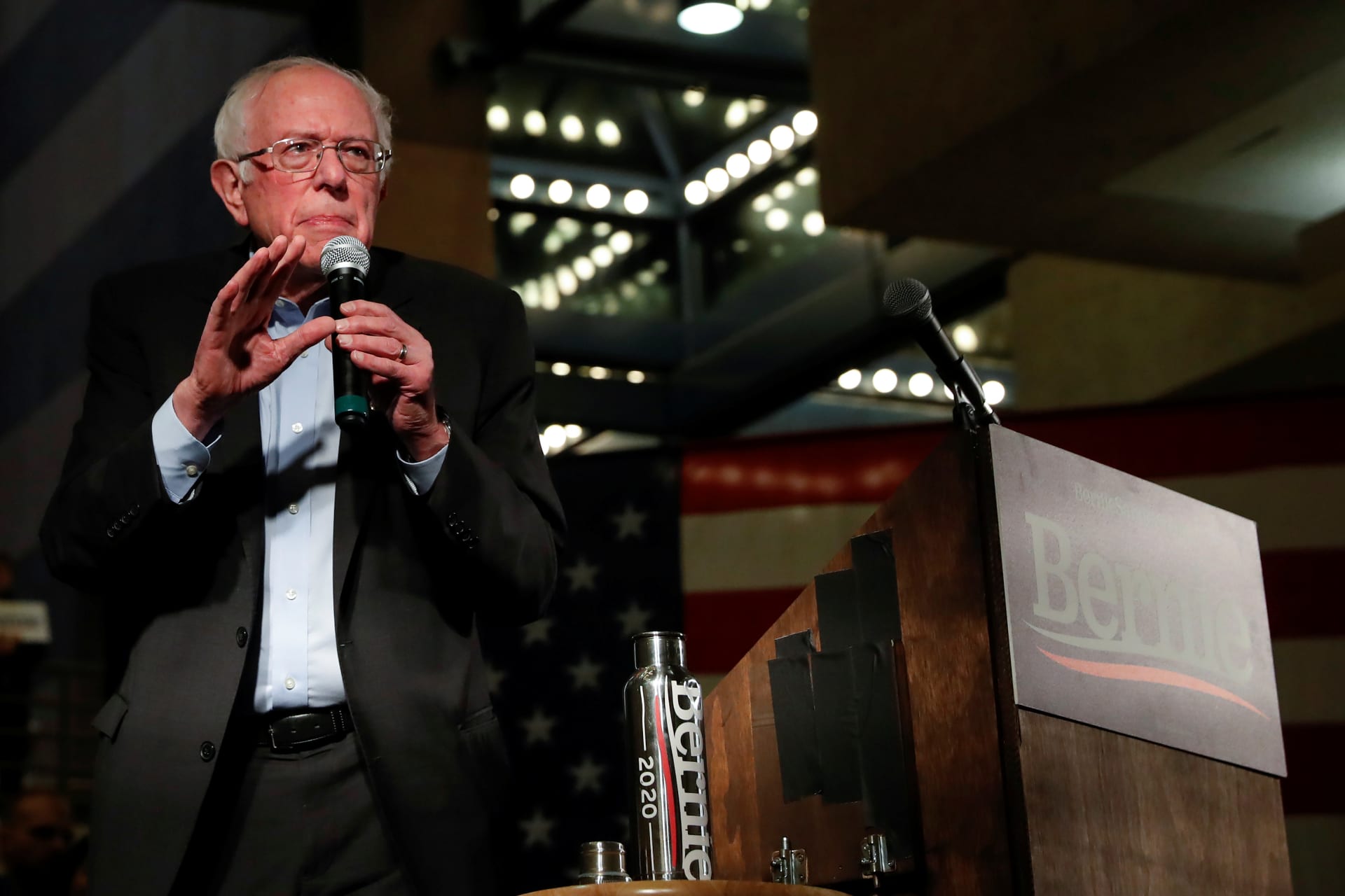 <p>U.S. presidential candidate and Senator Bernie Sanders (I-VT) speaks during a campaign event in Des Moines, Iowa, on January 20, 2020.</p>
