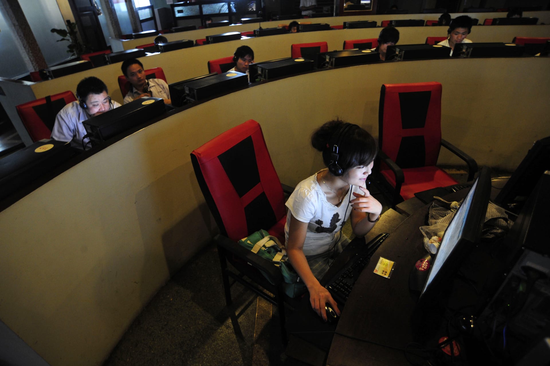 <p>People use computers at an internet cafe in Hefei, Anhui province</p>
