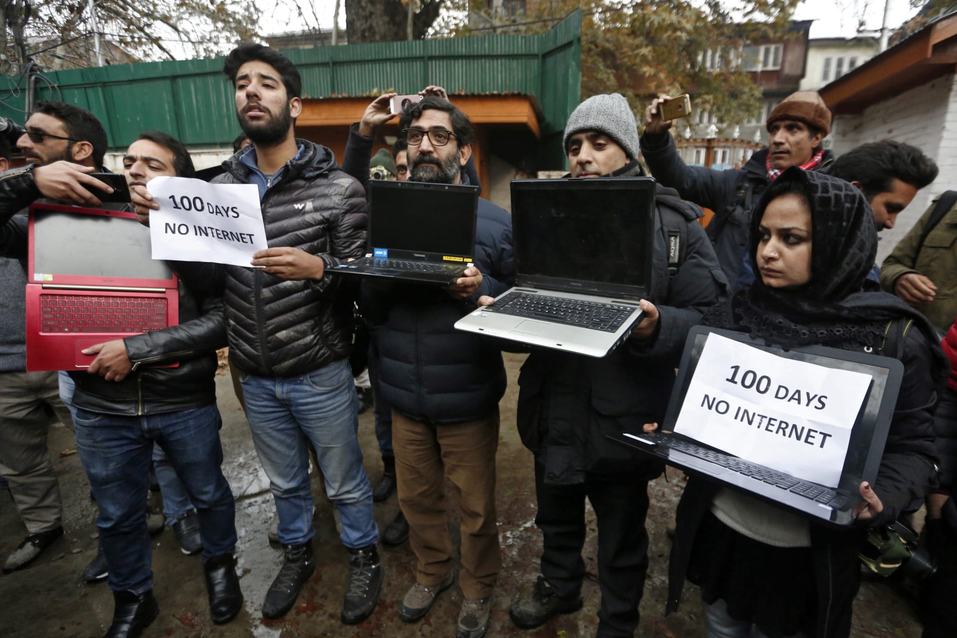 <p>Kashmiri journalists display laptops and placards during a protest demanding restoration of internet service, in Srinagar</p>
