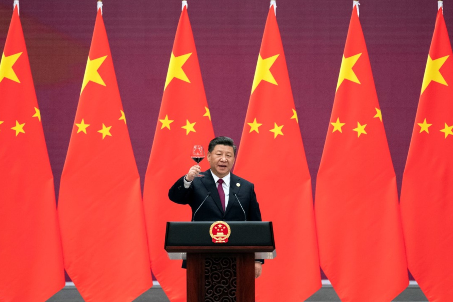 <p>Chinese President Xi Jinping raises his glass and proposes a toast at the end of his speech during the welcome banquet, after the welcome ceremony of leaders attending the Belt and Road Forum at the Great Hall of the People in Beijing, April 26, 2019. </p>
