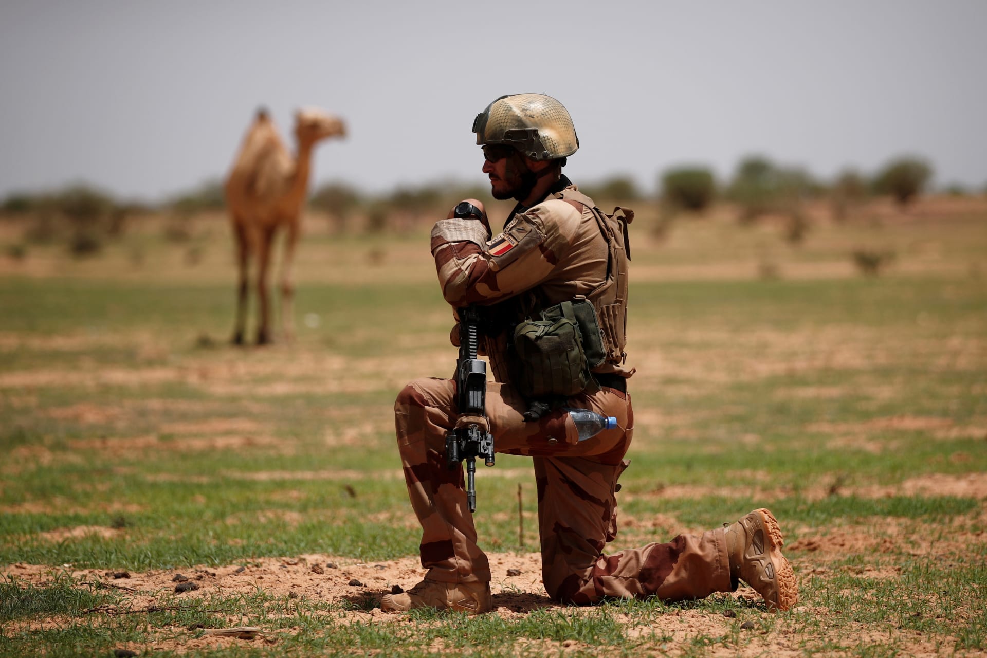 <p>A French soldier of the “Belleface” Desert Tactical Group (GTD) conducts an area control operation in the Gourma region during Operation Barkhane in Ndaki, Mali, on July 27, 2019. </p>
