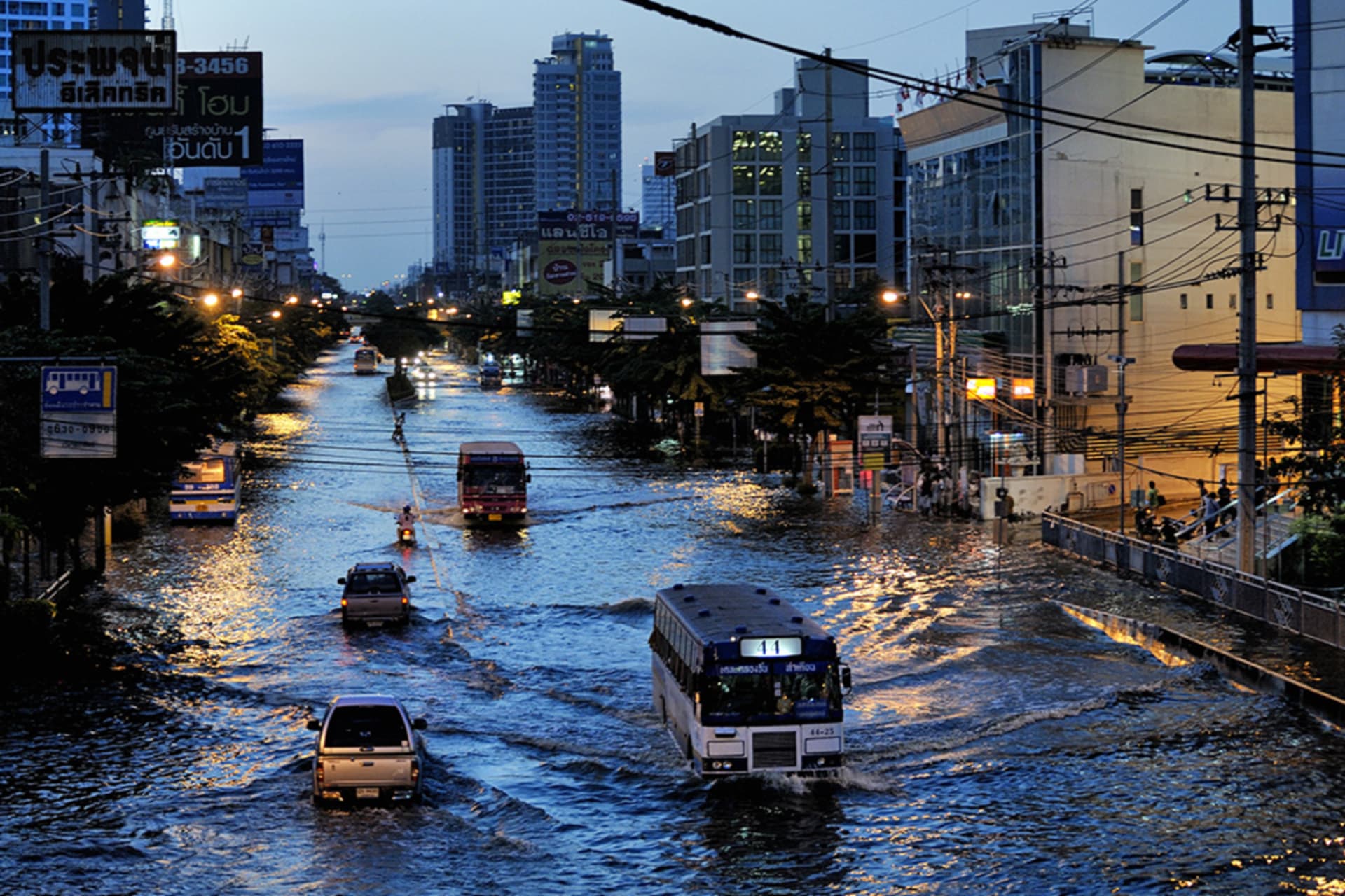 <p>The main avenue of northern Bangkok are transformed as rivers, Latprao Road, Bangkok, Thailand, on November 6, 2011.</p>
