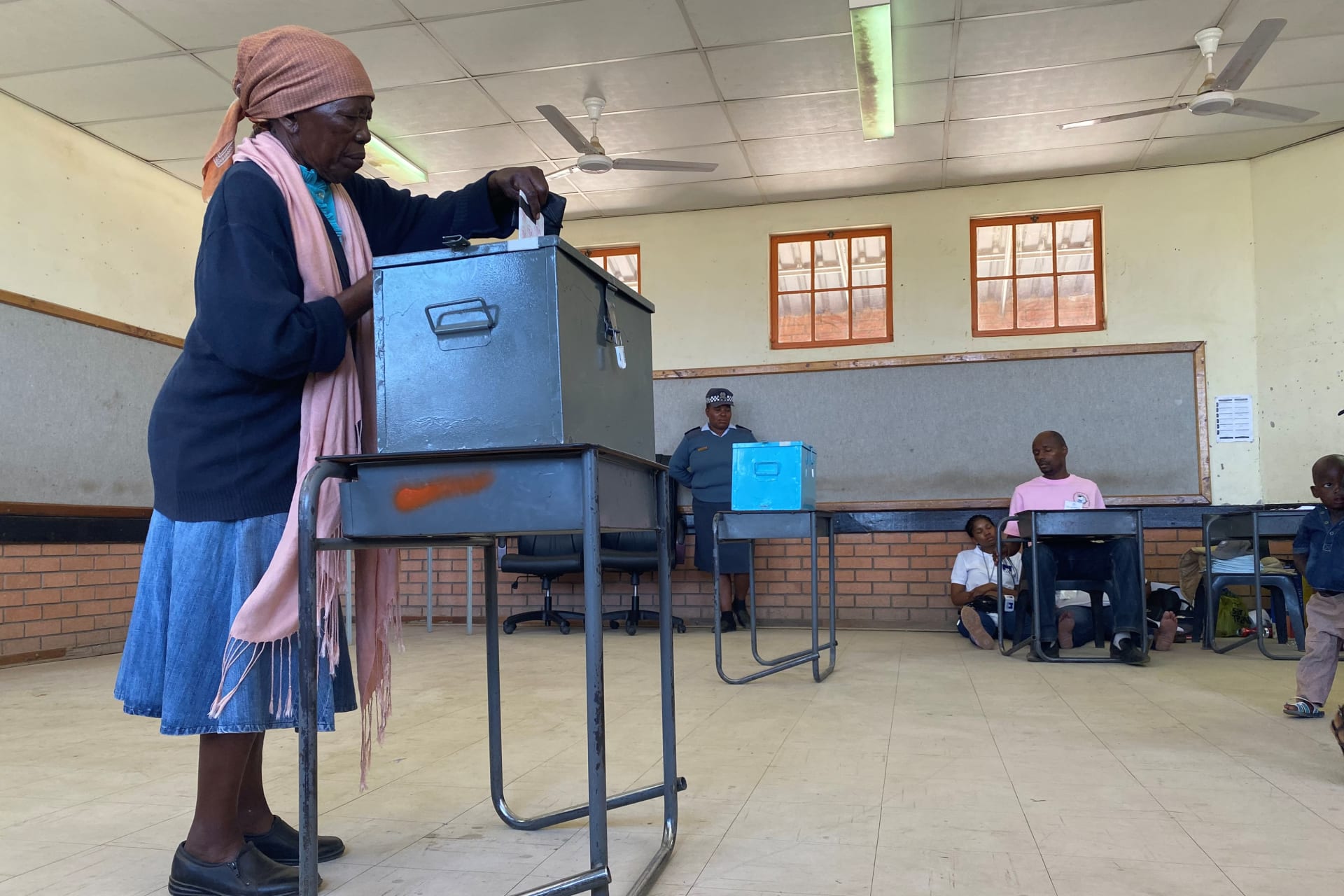 <p>A woman casts her ballot at Moshupa village, in the Southern District of Botswana, October 23, 2019</p>
