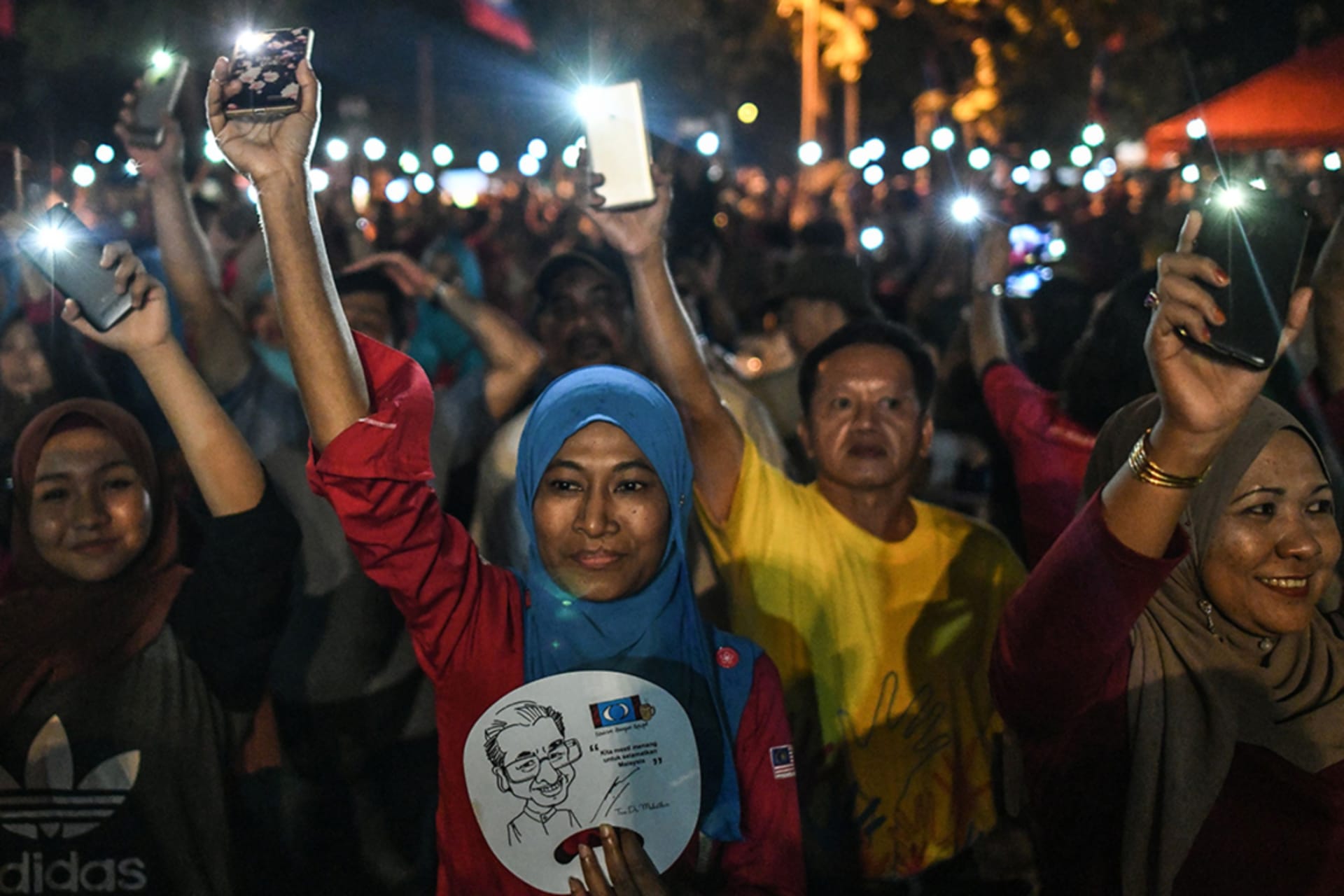 <p>Opposition supporters turn on flashlights on their phones after former Malaysian Prime Minister Mahathir Mohamad was elected as a parliamentary constituency candidate during a rally ahead of the 14th general election in Malaysia on April 15, 2018.</p>
