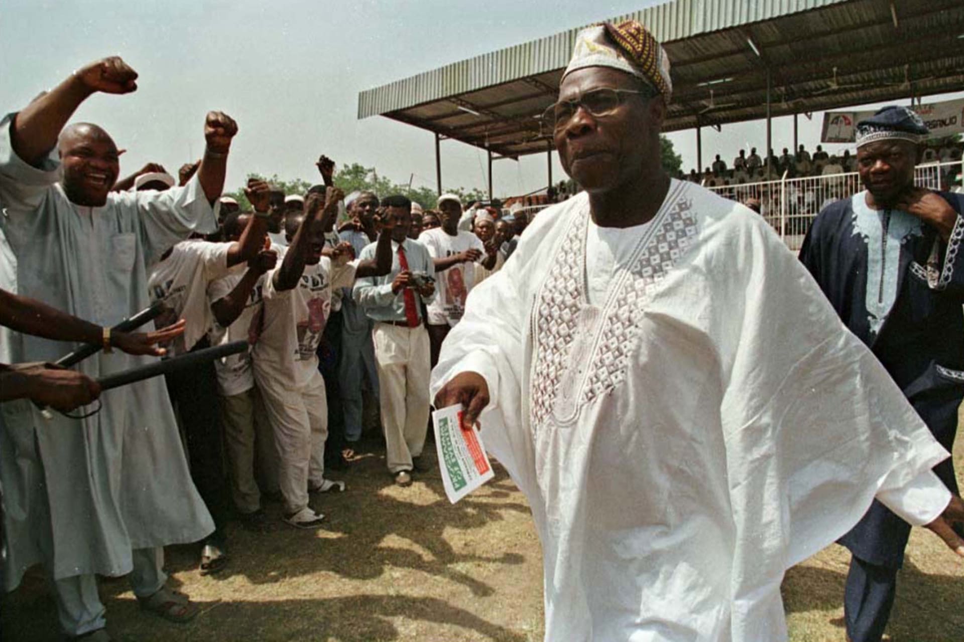 <p>Presidential candidate for the People’s Democratic Party Olusegun Obasango (r) walks through a cheering crowd during a rally in Minna, the capital of northern Niger state, on February 22, 1999.</p>