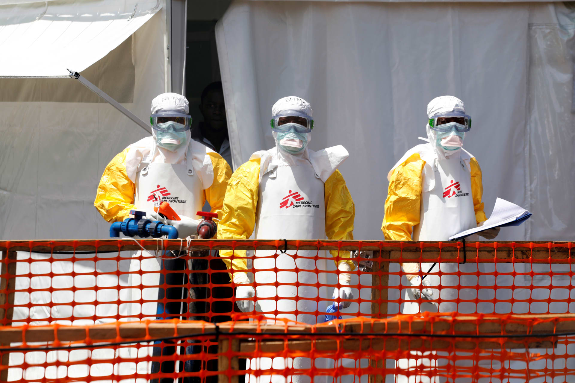 <p>Health workers dressed in protective suits are seen at the newly constructed MSF(Doctors Without Borders) Ebola treatment centre in Goma, Democratic Republic of Congo, August 4, 2019.</p>
