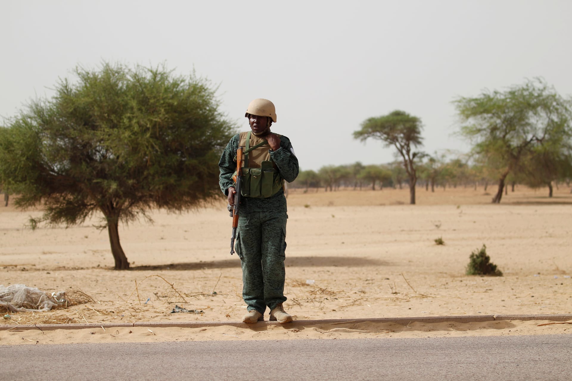 <p>A Nigerien soldier stands guard near the city of Diffa, Niger, far to the east of Niger’s border with the Nigerian states of Katsina, Sokoto, and Zamfara, on June 18, 2016.  </p>
