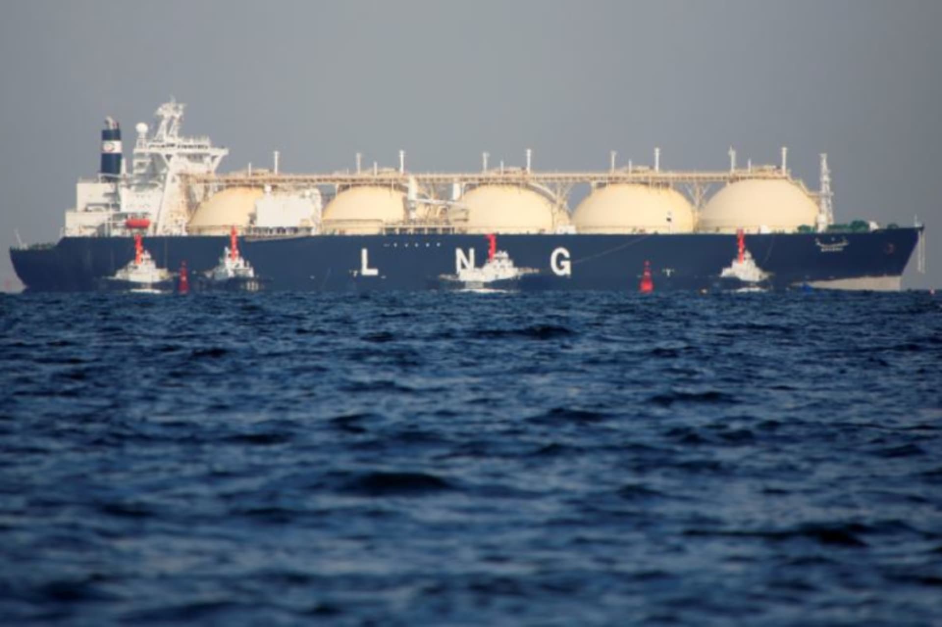 <p>A liquefied natural gas (LNG) tanker is tugged towards a thermal power station in Futtsu, east of Tokyo, Japan, on November 13, 2017.</p>
