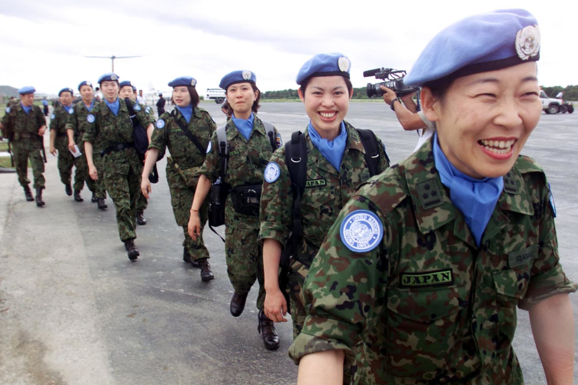 <p>Female members of the Japanese Self-Defense Forces arrive in Dili to take part in the UN peacekeeping operation in East Timor. April 11, 2002.</p>
