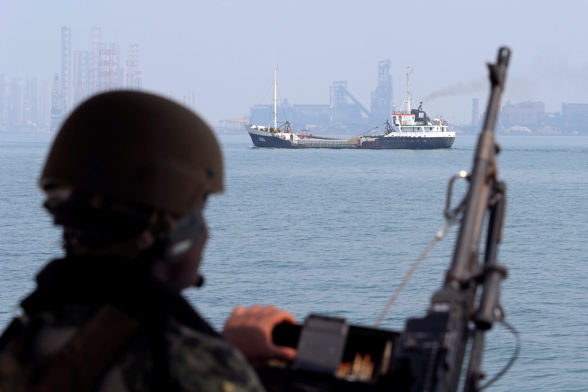 <p>A U.S. Navy soldier onboard Mark VI Patrol Boat stands guard as an oil tanker makes its way towards Bahrain port, during an exercise of U.S./UK Mine Countermeasures (MCMEX) taking place in Arabian Sea, Bahrain September 11, 2018.</p>
