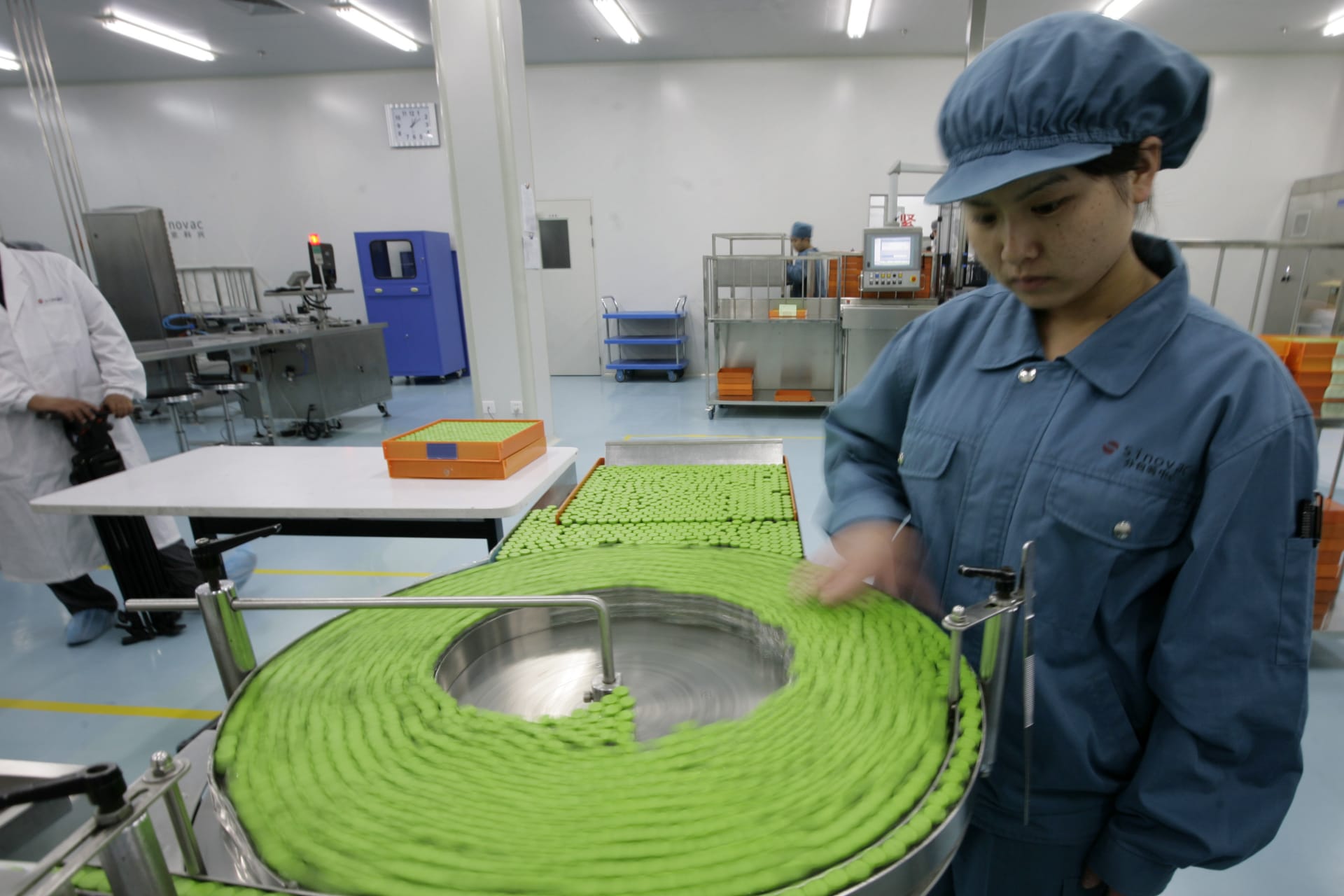 <p>A technician works at a product line of the Inactivated H1N1 Influenza Vaccine in Sinovac Biotech Ltd., a Chinese vaccine making company, in Beijing, September 3, 2009. </p>

