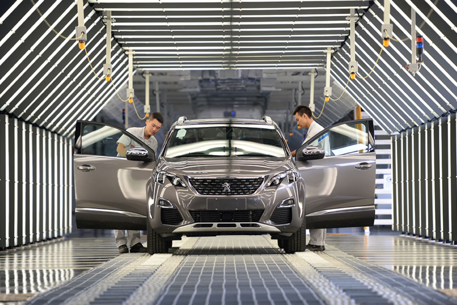<p>Employees work at a Dongfeng Peugeot-Citroen factory in Chengdu, Sichuan Province.</p>

