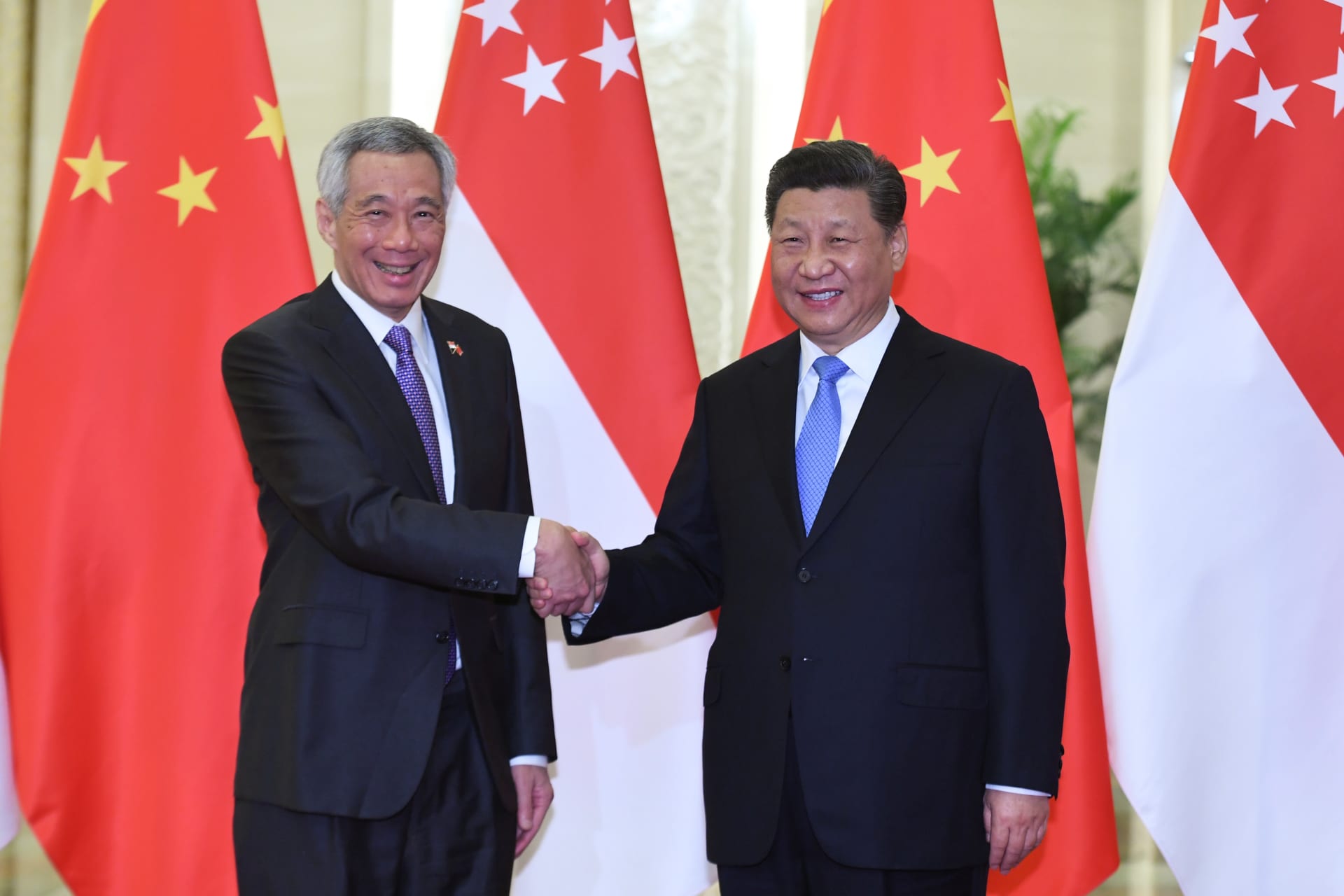 <p>Singapore’s Prime Minister Lee Hsien Loong shakes hands with China’s President Xi Jinping before their meeting at the Great Hall of the People in Beijing, China on April 29, 2019.</p>
