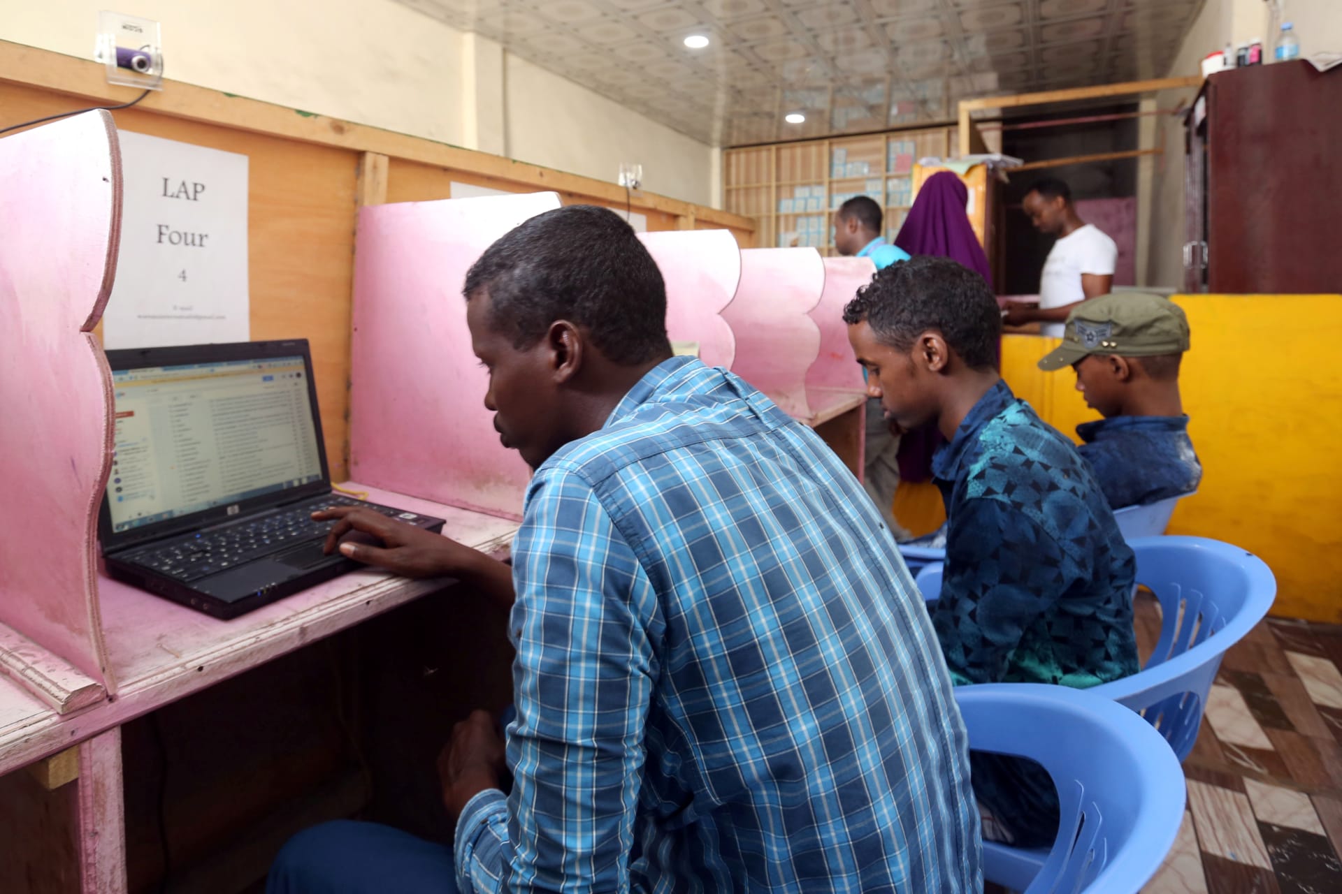 <p>Clients browse the internet at a cyber cafe in Mogadishu, in Somalia July 18, 2017.</p>
