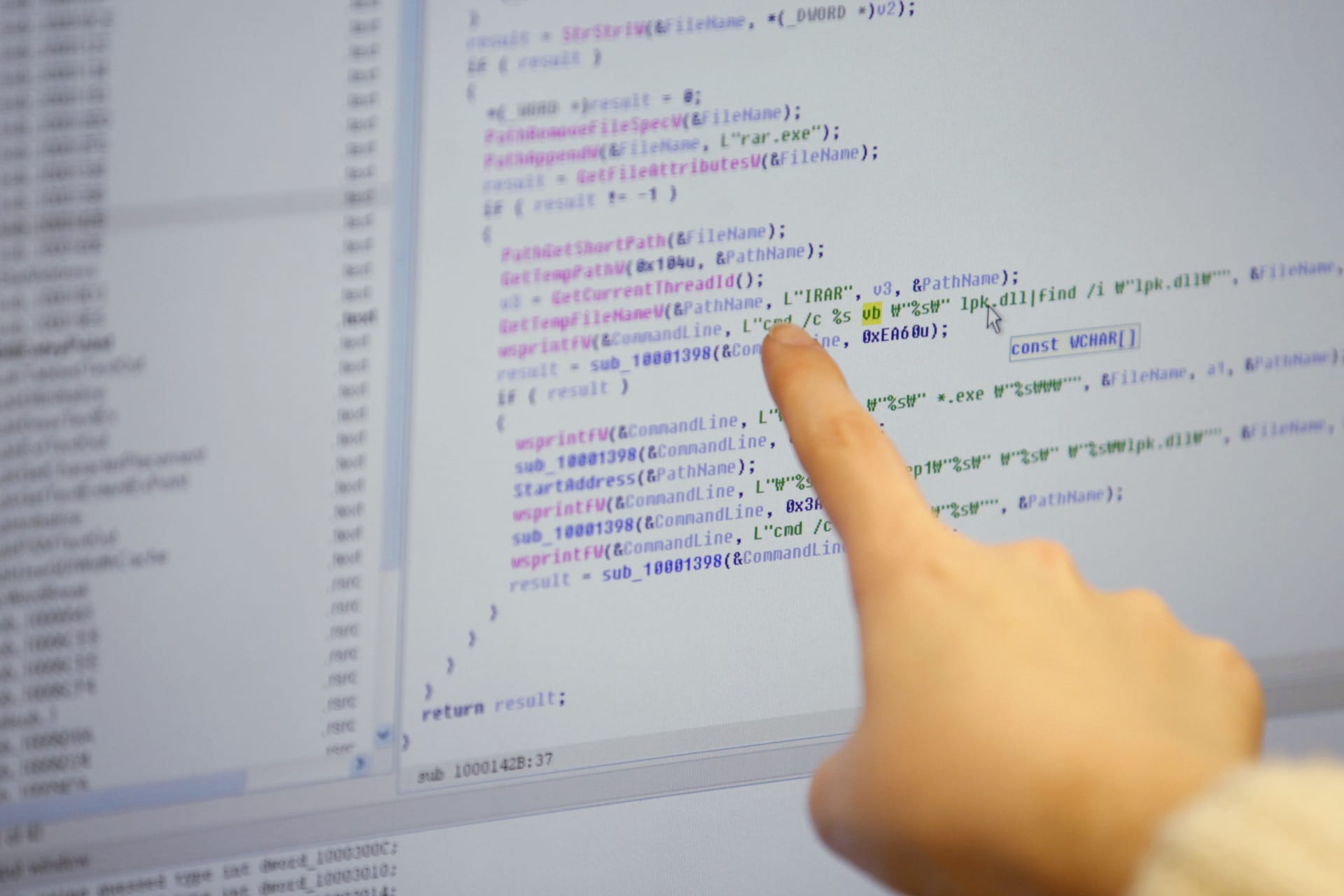 <p>A researcher of Hauri, an IT security software company investigating computer viruses, works at a lab of the company in Seoul March 22, 2013.</p>
