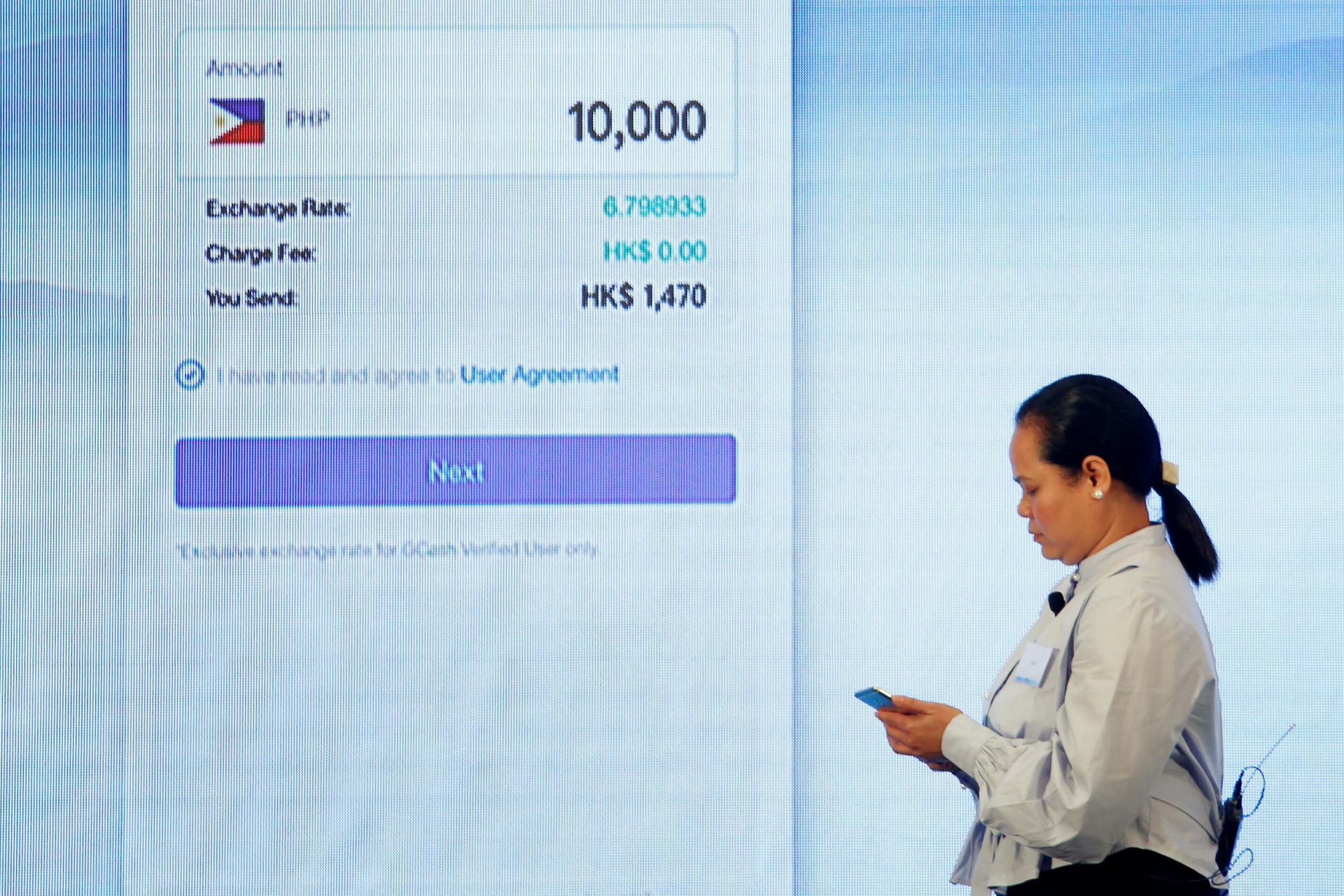 <p>A Filipino guest demonstrates a blockchain-based remittance solution between Hong Kong and the Philippines during a news conference in Hong Kong, China, June 25, 2018. </p>
