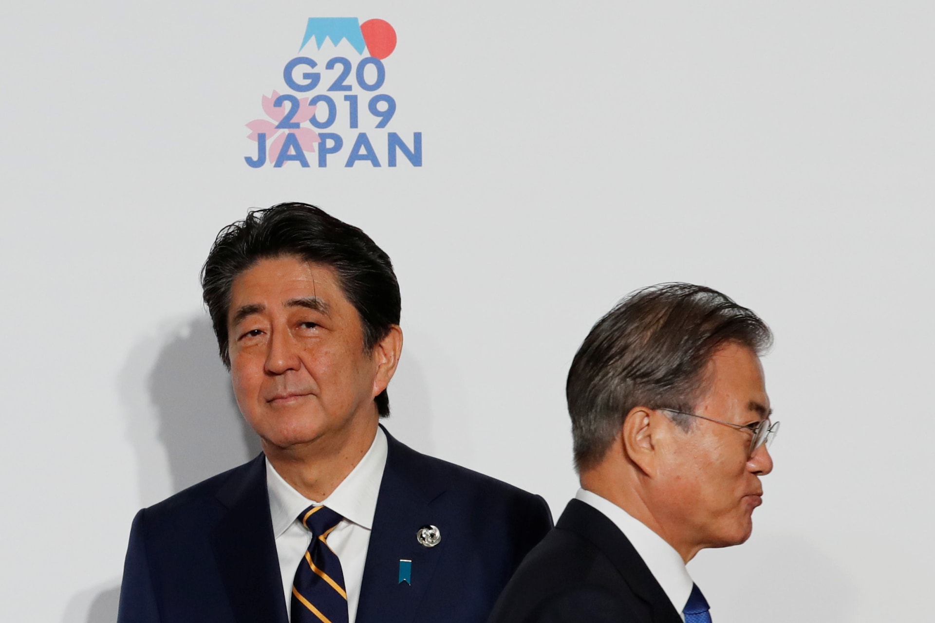 <p>South Korean President Moon Jae-in is welcomed by Japanese Prime Minister Shinzo Abe upon his arrival for a welcome photo session at the G20 leaders summit in Osaka, Japan, on June 28, 2019.</p>
