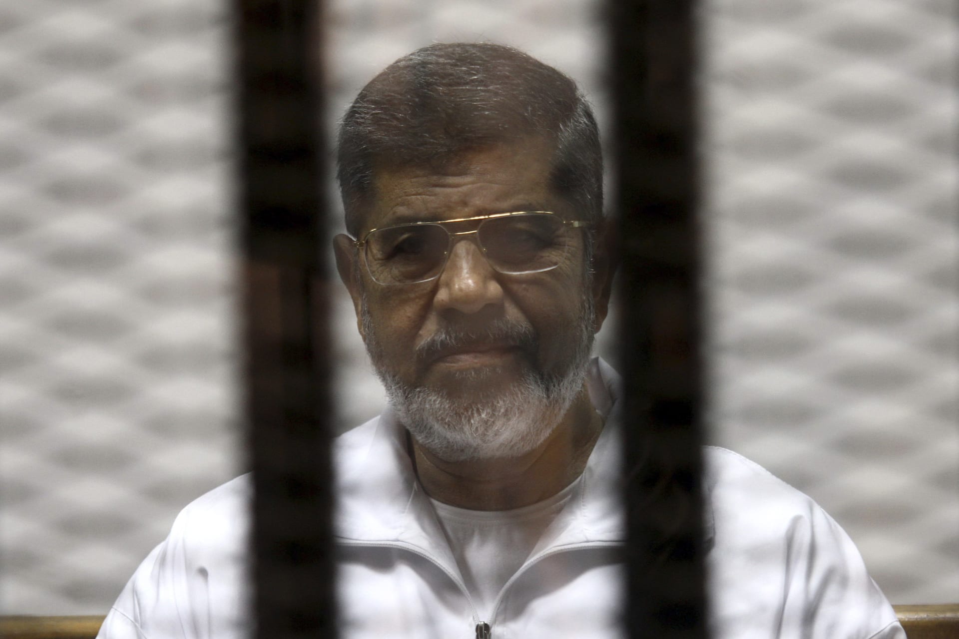 <p>Ousted Egyptian President Mohamed Mursi is seen behind bars during his trial at a court in Cairo May 8, 2014. </p>
